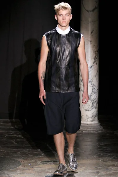 Look 15